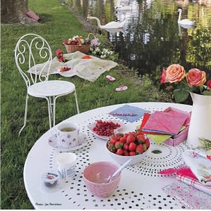  96cm Montmartre Table and 4 Montmartre Chairs