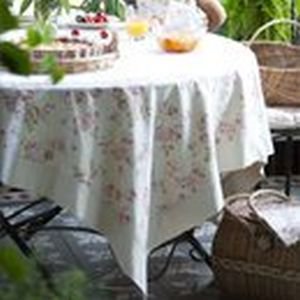 Vintage Design Floral Table Linen Vintage Design Floral Table Linen