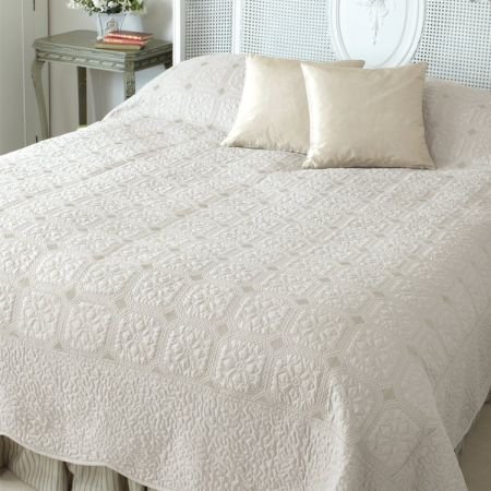 Kingsize Ivory Victoria Quilted Bed Cover